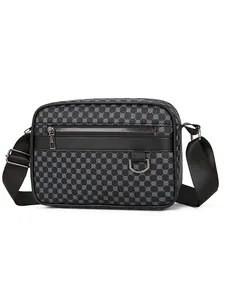 Borsa a tracolla da uomo con motivo geometrico e tracolla regolabile su sfondo bianco