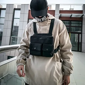 Sac de poitrine tactique noir avec harnais réglable et trois poches utilitaires