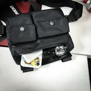 Sac de poitrine tactique en nylon noir avec deux poches et sangle à boucle industrielle réglable