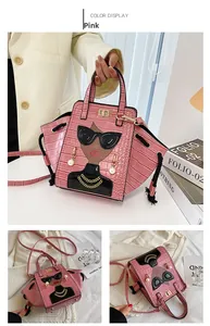 Vista dettagliata della borsa rosa con motivo ragazza cartoon e trama in finta pelle cocco