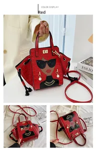 Dettaglio borsa rossa con trama a coccodrillo, patch cartoon e particolari di perle