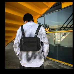 Vue arrière style urbain d'un sac de poitrine tactique noir avec des sangles réglables