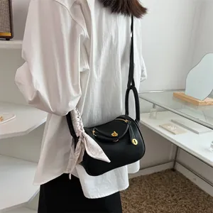 Sac à bandoulière Lindy minimaliste en similicuir noir avec fermoir doré et foulard