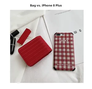 Größenvergleich zwischen der roten Lippenstift-Tasche und einem iPhone 8 Plus