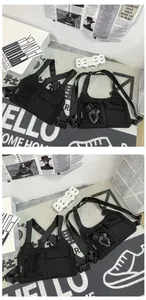 Dettaglio del borsello tattico con tasche a rete e cinghie regolabili in nylon nero