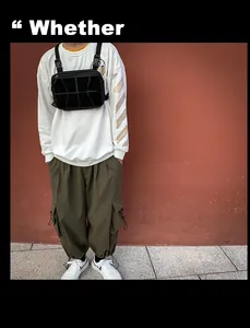 Détail du sac de poitrine tactique noir avec bretelles et boucle à dégagement rapide