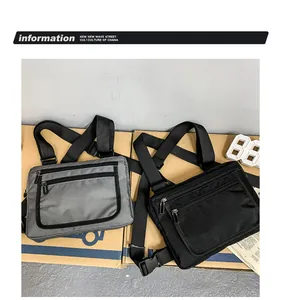 Gros plan de sacs de poitrine tactiques en tissu Oxford noir et gris avec sangles réglables