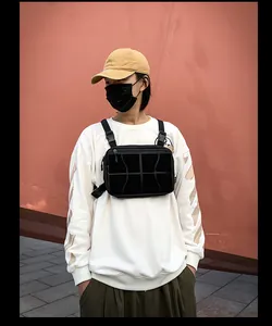 Vue détaillée du sac gilet tactique noir avec zone velcro et sangles en nylon réglables