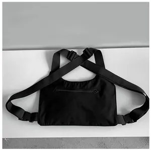 Dettaglio della borsa tattica nera con cinghie regolabili e fibbie in plastica resistenti