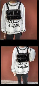 Détail du sac de poitrine tactique camouflage avec boucles et sangles utilitaires