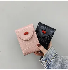 Dettaglio di portacarte con texture in pietra rosa e nero e chiusure a ciliegia