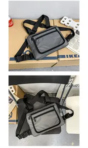 Détails du sac de poitrine tactique gris foncé montrant les zips et les boucles en plastique