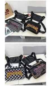 Dettaglio di quattro borse tattiche in grigio, nero, scacchi e camo con stampa a fiamme