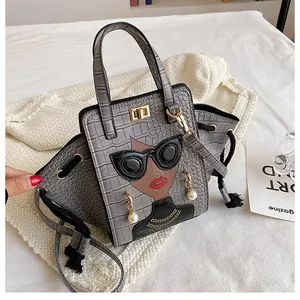 Dettaglio borsa grigia motivo coccodrillo con ritratto chic e ciondoli di perle