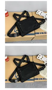 Détail du sac de poitrine tactique en oxford noir avec sangles réglables et boucle