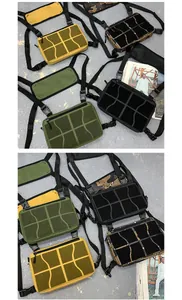 Détail de sacoches tactiques multicolores avec poches en filet et sangles réglables