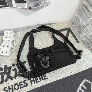 Borsa tattica nera da petto stile street con spalline regolabili e tasche multiple