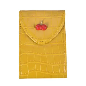 Borsa a tracolla gialla in similpelle coccodrillo con grazioso decoro ciliegia rossa su bianco