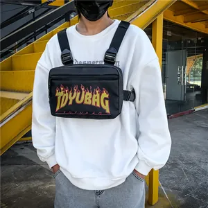 Marsupio pettorale hip hop in nylon nero con stampa fiamme e cinghie regolabili
