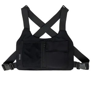 Borsa da petto streetwear nera in nylon con spallacci regolabili e design multi-tasca
