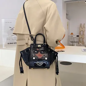 Borsa a mano nera motivo coccodrillo con ritratto di ragazza cartoon e perla