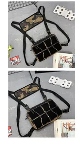 Détail d'un sac de poitrine tactique camouflage avec sangles en nylon et boucles en plastique