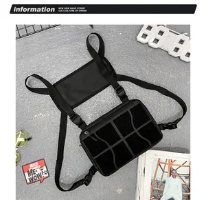 Détail du sac de poitrine tactique noir avec sangles à boucle et tissu oxford texturé