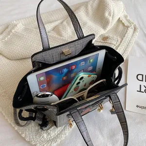 Elegante borsa a mano grigia con stampa coccodrillo e ampio spazio per oggetti quotidiani