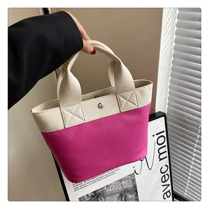 Dettaglio mini borsa tote in pelle PU bicolore bianco crema e rosso rosa con chiusura