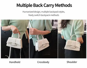 Weiße Umhängetasche mit Steinmuster zeigt Tragevarianten als Handtasche oder Crossbody-Bag