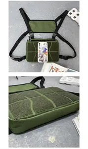 Détail macro du sac de poitrine tactique vert olive en nylon avec panneaux velcro