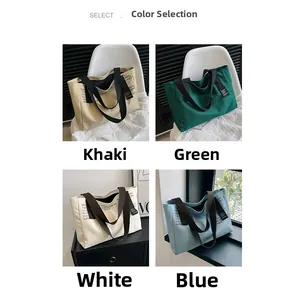 Quatre grands sacs fourre-tout en toile en kaki, vert, blanc et bleu en grille