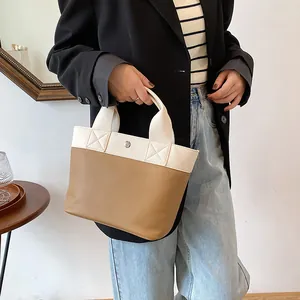 Borsa tote bicolore in pelle PU testurizzata bianca e cammello per un look quotidiano