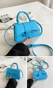 Detailansicht der hellblauen Handtasche aus PU-Leder mit Krokoprägung und Tragegriff