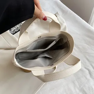 Borsa tote in pelle PU a contrasto con trama litchi e scomparti interni organizzati