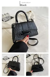 Nahaufnahme der schwarzen PU-Schultertasche mit Krokostruktur und Metallringschnalle