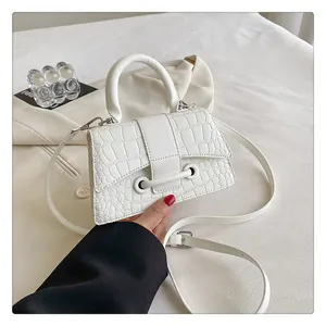 Detailansicht der weißen Handtasche mit Krokodil-Prägung aus PU-Leder und Schultergurt