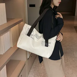 Grand sac cabas en toile crème avec lettrage noir et bandoulière marron large
