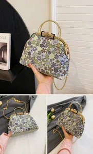 Détails du sac fleuri vert avec imprimé marguerites et poignée métallique dorée