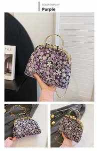 Vues détaillées du sac à main violet brodé de fleurs avec poignée dorée et bandoulière chaîne