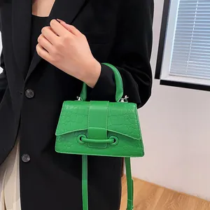 Mini lindgrüne Handtasche mit Kroko-Prägung aus PU-Leder mit Griff und Silber-Schnalle