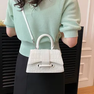 Weiße PU-Handtasche mit Steinmuster, Umhängeriemen und silbernem Schnallenverschluss