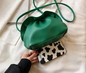 Comparaison de taille détaillée du sac nuage plissé vert avec un smartphone
