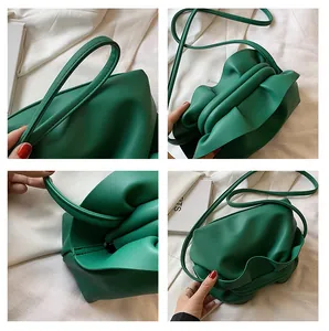 Détail du sac nuage vert foncé montrant la texture du cuir mat et les coutures fines