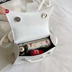 Weiße Sanduhr-Handtasche mit Steinmuster und Innenansicht der Speicherkapazität