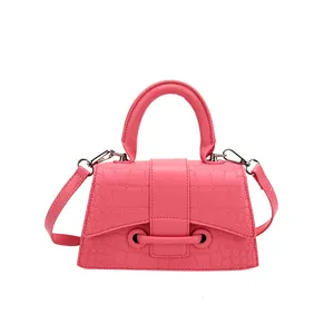 Trendige pinke Handtasche aus PU-Leder mit Krokodilprägung und Schultergurt