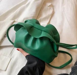 Vue détaillée du sac nuage vert émeraude en similicuir souple avec de jolis plis fins