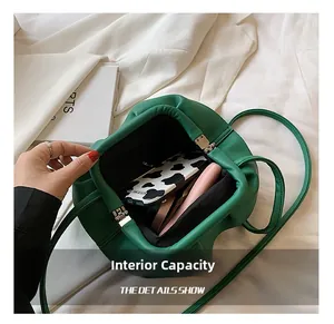 Détail montrant la capacité interne du sac nuage vert avec un smartphone à l'intérieur