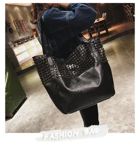 Dettaglio della grande borsa tote punk con borchie metalliche e pelle PU di qualità