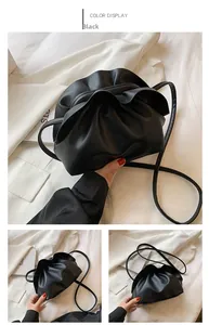 Détail du sac nuage noir plissé montrant la texture mate et le design à bords ondulés